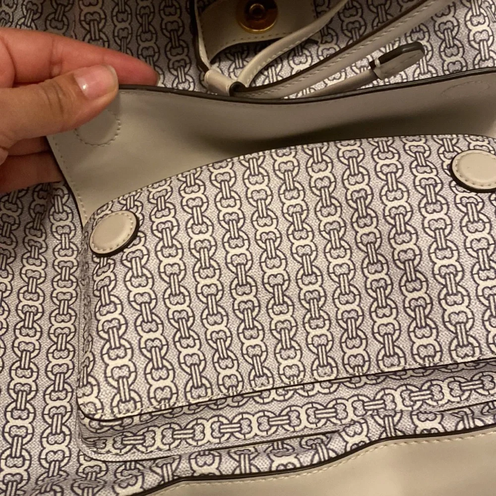 New (tag is there but fell off) Tory Burch bookbag - Picture 6 of 9